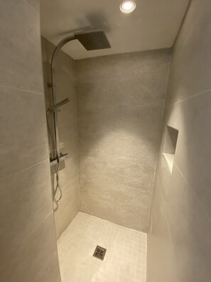 Shower, hair dryer, towels, soap - Mini Villa With Jacuzzi (Cagnes sur mer)