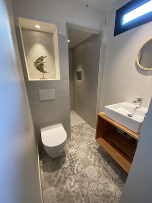 Shower, hair dryer, towels, soap - Mini Villa With Jacuzzi (Cagnes sur mer)