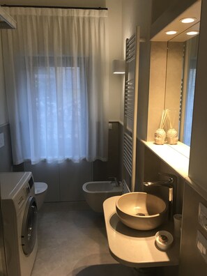 Dusche, Haartrockner, Bidet, Handtücher