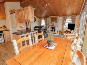 Cottage | Private kitchen | Fridge, electric kettle, toaster, cookware/dishes/utensils - 4 The Oaks (Newcastle-upon-Tyne)