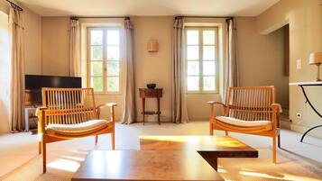 Smart-tv, een dvd-speler, boeken en een filmbibliotheek