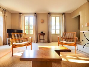 TV connectée, lecteur de DVD, livres, vidéothèque