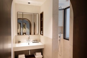 Douche, articles de toilette gratuits, sèche-cheveux
