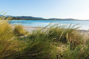 In Strandnähe, weißer Sandstrand