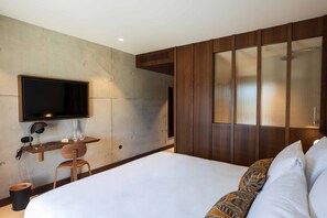 ミニバー、セーフティボックス (室内)、防音設備、WiFi (無料)