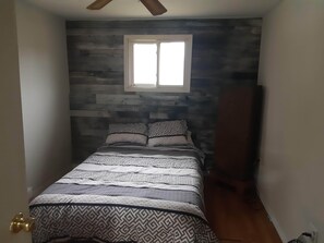 2 soverom, skrivebord og internettilgang