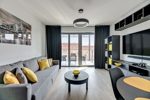 Apartamento luxo, sacada | Sala de estar | TV de tela plana 50 polegadas com canais digitais