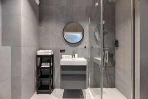 Classic-Apartment, 1 Schlafzimmer | Badezimmer | Duschwanne, Haartrockner, Handtücher, Seife