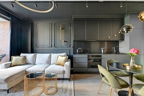 Deluxe Studio | Living room | 50-inch flat-screen TV with digital channels - Lion Apartments Gdansk (Gdansk)