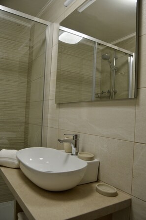 Shower, free toiletries, hair dryer, bidet - B&B MarAlè (Porto Cesareo)