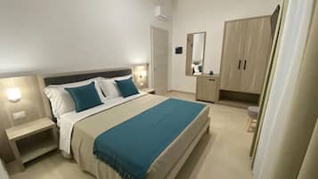 Premium bedding, memory foam beds, in-room safe, free WiFi