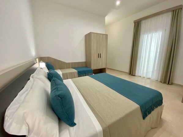 Luxe beddengoed, bedden met traagschuimmatras, een kluis op de kamer