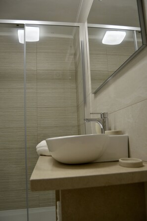 Basic-Doppel- oder -Zweibettzimmer | Badezimmer | Dusche, kostenlose Toilettenartikel, Haartrockner, Bidet