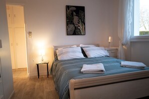 4 camere, ferro/asse da stiro, culla da viaggio, lenzuola