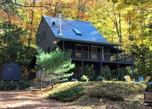 Minutes to Sandy Beach, House w Firepit, Grill, 2 Kayaks and Screen Porch