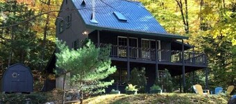 Minutes to Sandy Beach, House w Firepit, Grill, 2 Kayaks and Screen Porch