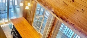 Minutes to Sandy Beach, House w Firepit, Grill, 2 Kayaks and Screen Porch