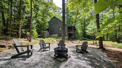 Minutes to Beach Pet Friendly House w Firepit, Grill, 2 Kayaks + Screen Porch