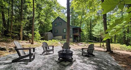 Minutes to Beach Pet Friendly House w Firepit, Grill, 2 Kayaks + Screen Porch