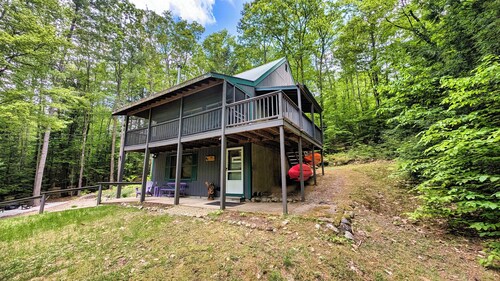 Minutes to Beach Pet Friendly House w Firepit, Grill, 2 Kayaks + Screen Porch