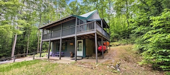 Minutes to Beach Pet Friendly House w Firepit, Grill, 2 Kayaks + Screen Porch