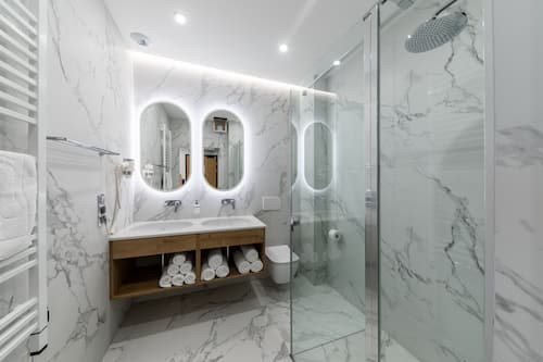 Family Room | Bathroom | Shower, rainfall showerhead, hair dryer, towels