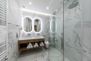 Family Room | Bathroom | Shower, rainfall showerhead, hair dryer, towels