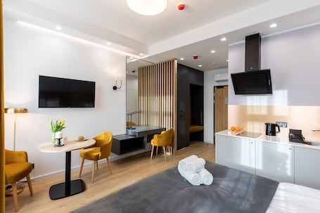 Habitación estándar doble | Ropa de cama hipoalergénica y cortinas opacas. SQUARE APARTMENTS GDYNIA