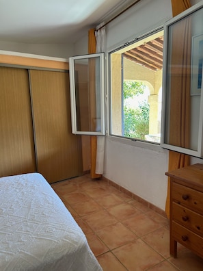 2 bedrooms, iron/ironing board, WiFi - Charming villa 50 m from the sea. Pets allowed (conca)