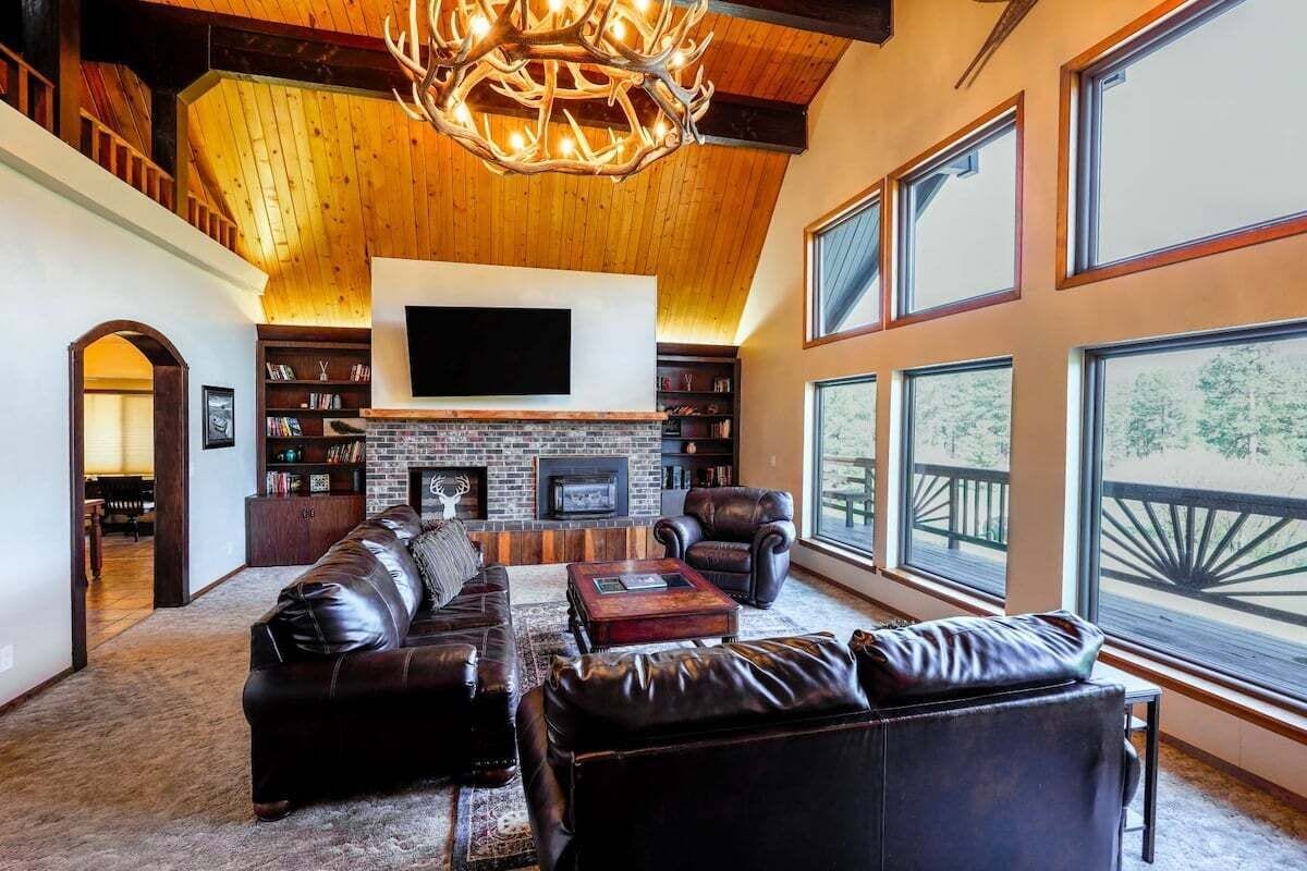 Smart TV, fireplace, ping pong