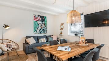 Een smart-tv, videogames, tafelvoetbal en boeken