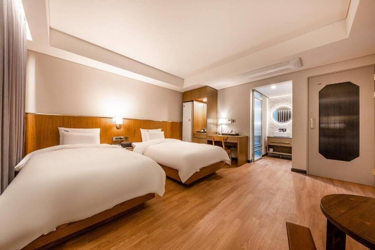Chambre Standard avec lits jumeaux | Literie de qualité, couette en duvet, bureau