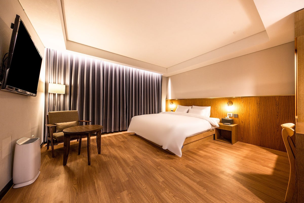 Premium bedding, down duvets, desk, laptop workspace