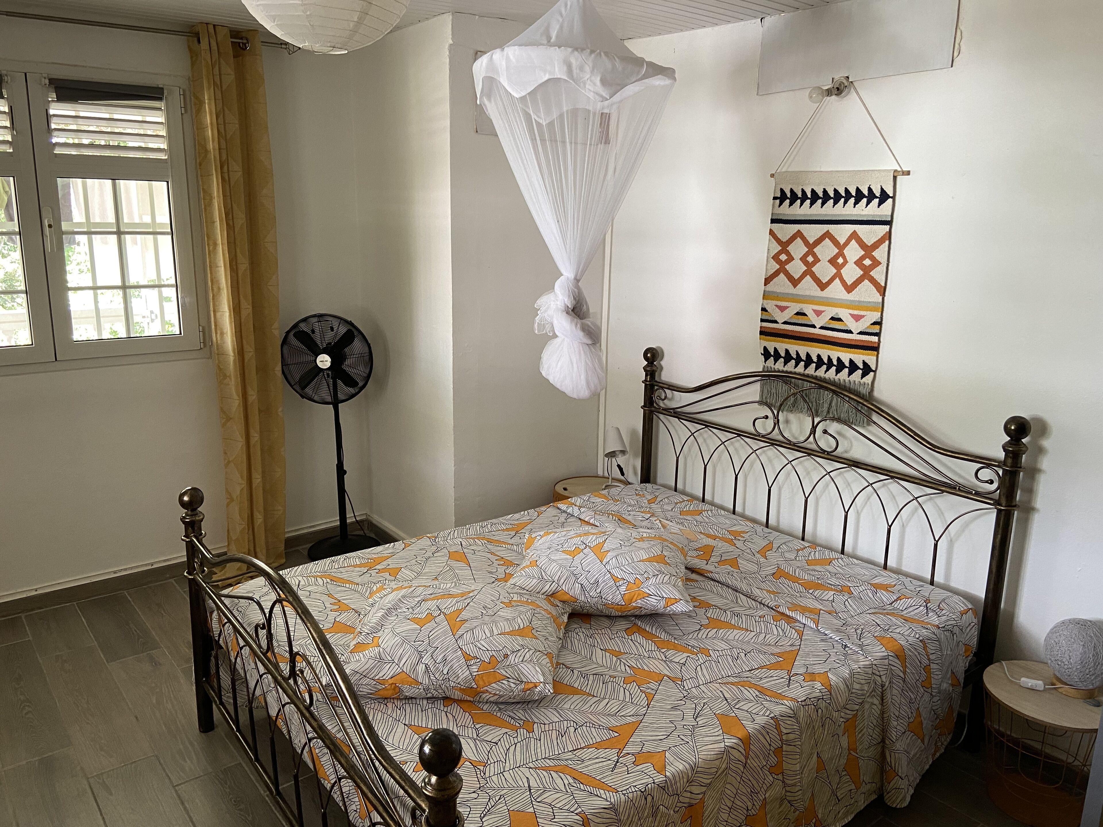 3 chambres, bureau, fer et planche à repasser, lit parapluie