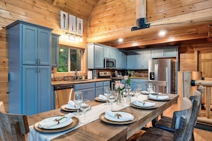 Fridge, microwave, oven, stovetop - Secluded|5 Min to Twn|Game Rm|Kid-Friendly Escape (Pigeon Forge)