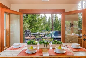 Outdoor dining - Private Pet-Friendly Lodge | Spa & GameRm + Settle In-Wind Down at 1PM IN/OUT (Cle Elum)