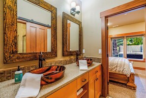 4 bedrooms, iron/ironing board, travel crib, free WiFi - Private Pet-Friendly Lodge | Spa & GameRm + Settle In-Wind Down at 1PM IN/OUT (Cle Elum)