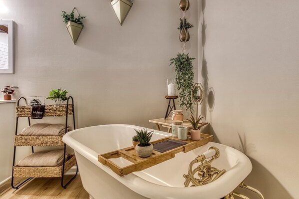 Bañera, secador de pelo, toallas y papel higiénico