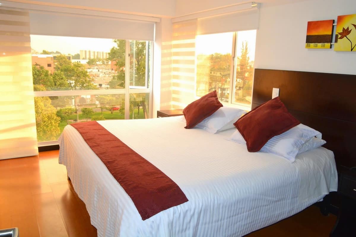 Habitación básica | Caja de seguridad en la habitación, wifi gratis y ropa de cama