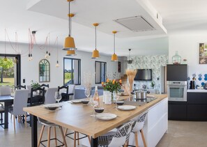 Dining - Maison contemporaine - grand jardin et piscine privée (L'Isle-sur-la-Sorgue)