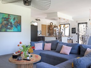 TV, ping pong - Maison contemporaine - grand jardin et piscine privée (L'Isle-sur-la-Sorgue)