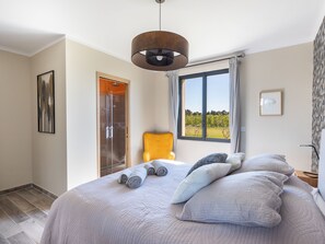 4 makuuhuonetta, silitysrauta/-lauta, vauvan matkasänky, Wi-Fi