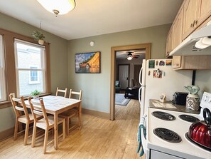 Kylskåp, mikrovågsugn, ugn och spishäll