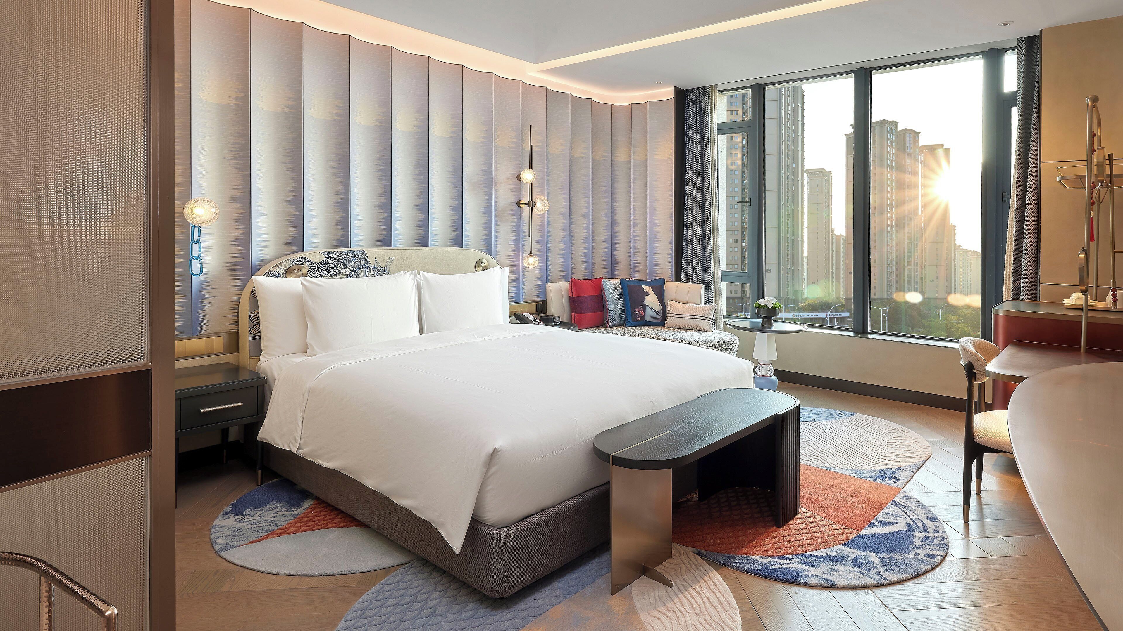 Cubrecamas y minibar con artículos gratuitos 