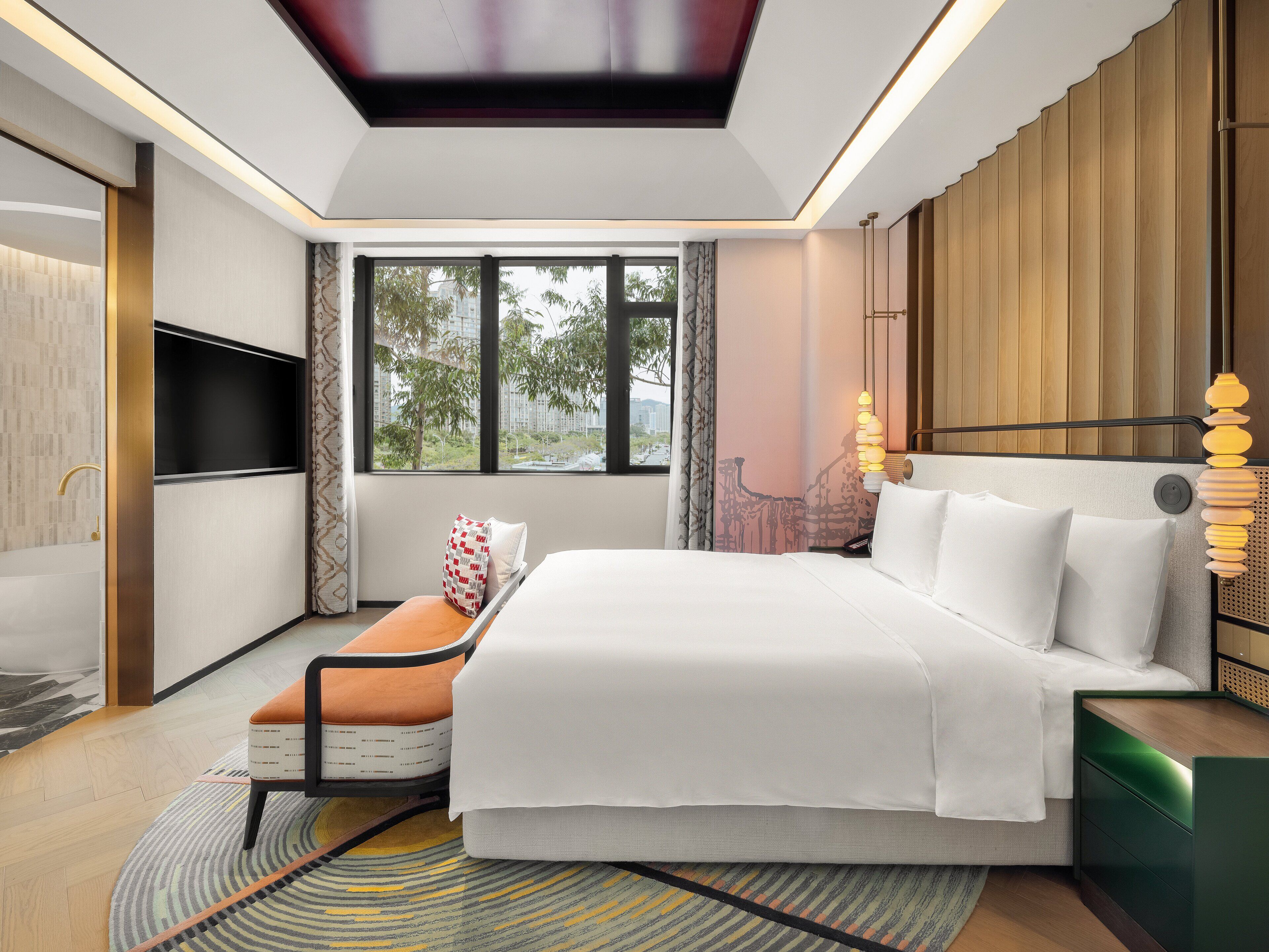 Cubrecamas y minibar con artículos gratuitos 