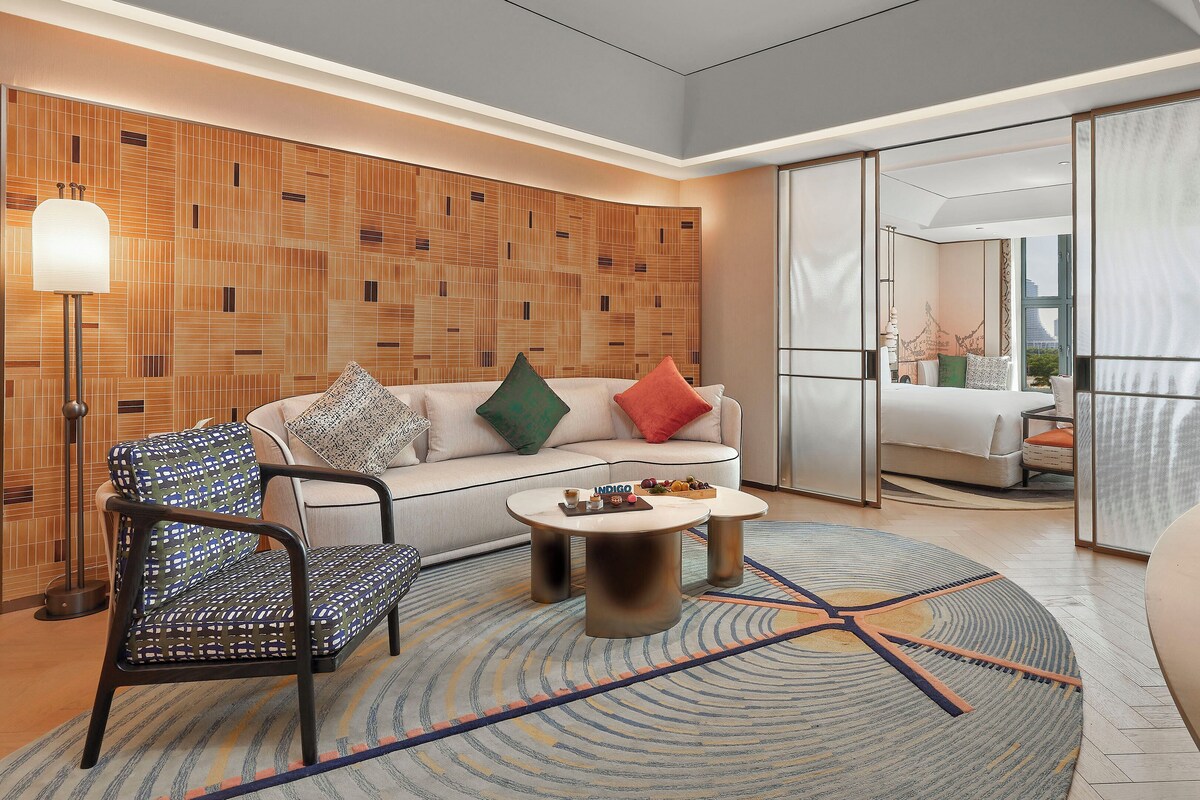 Suite, 1 Bedroom | Down comforters, minibar (free items), in-room safe, desk