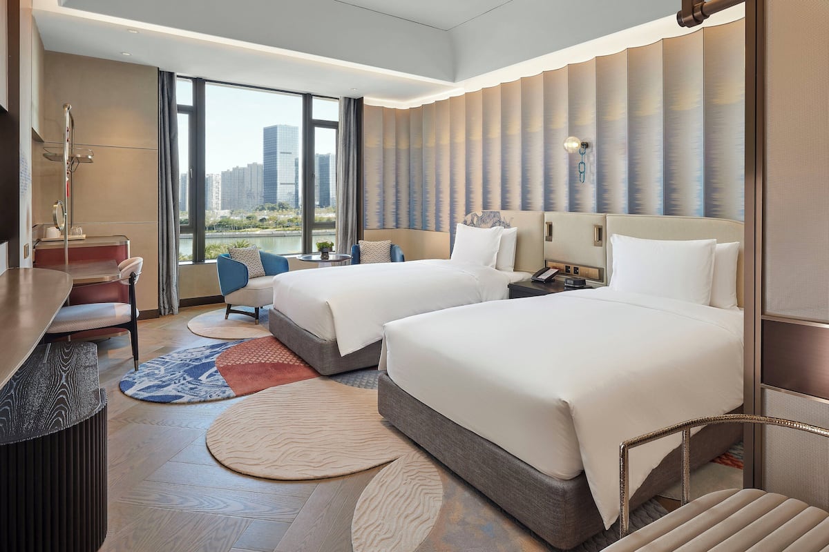 Cubrecamas y minibar con artículos gratuitos