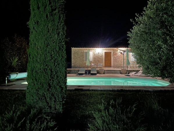 حمّام سباحة خارجي، حمّام سباحة مُدفَّأ