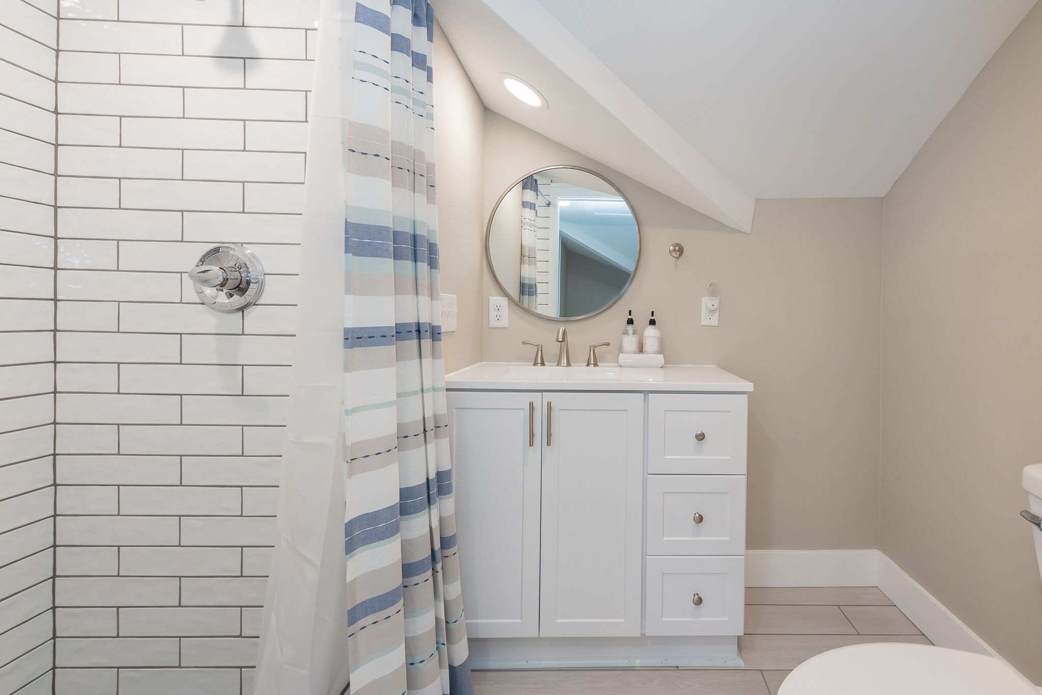 Remodeled home close to town and the beach!