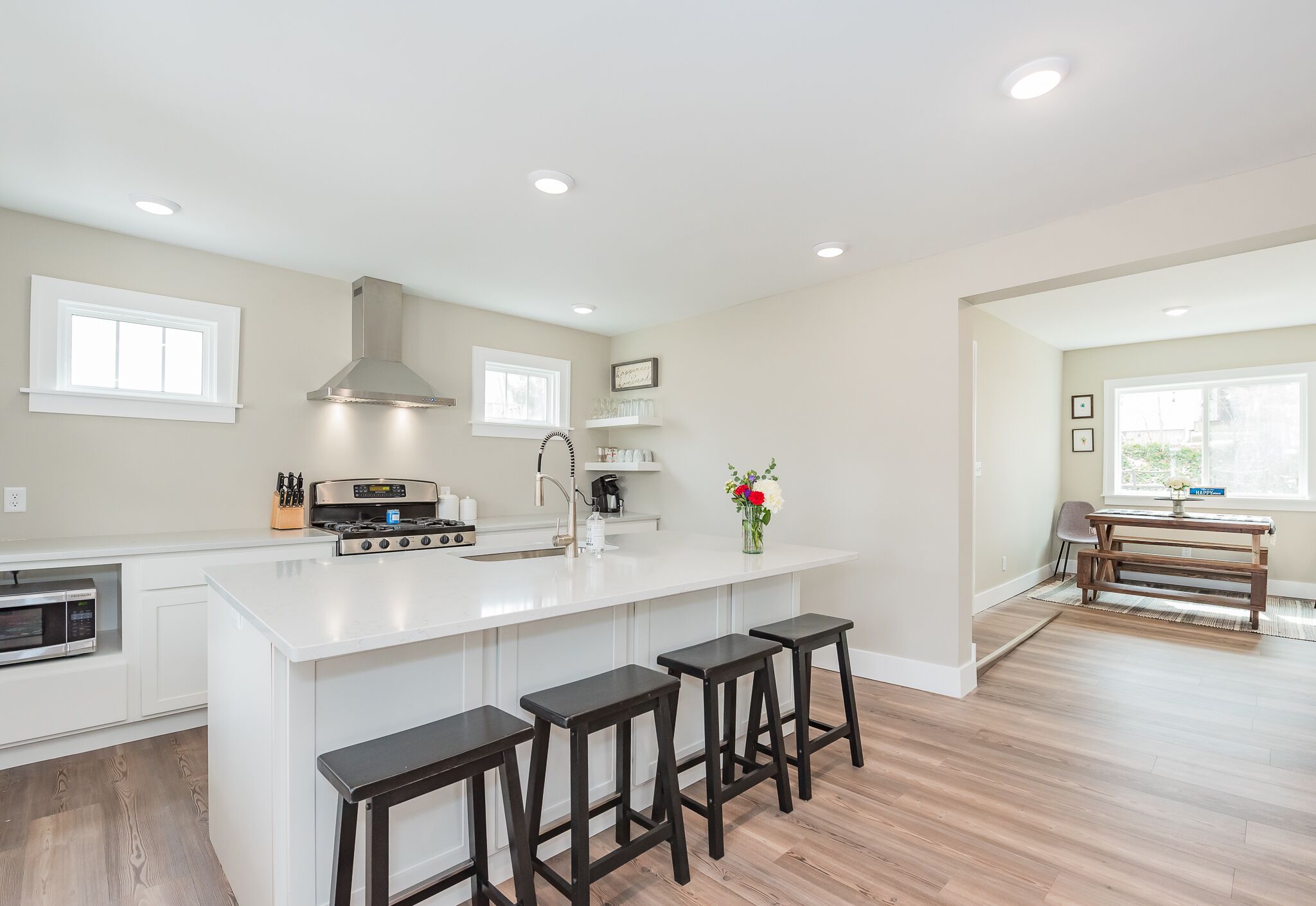 Remodeled home close to town and the beach!